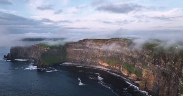 Съемка Воздуха Красивых Скалистых Скал Морском Побережье Низкие Облака Улетают — стоковое видео