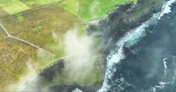 Εναέρια Δραματική Άποψη Των Cliffs Moher Τυλιγμένο Λευκά Σύννεφα Βράχια — Αρχείο Βίντεο