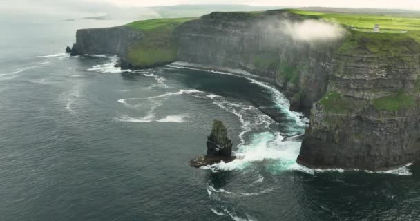 エアリアル モーガンのクリフ ブラーナンモア海岸を飛行する エピック映画の場所 早朝から カントリー クレア アイルランド スローモーション 高品質の4K映像 — ストック動画