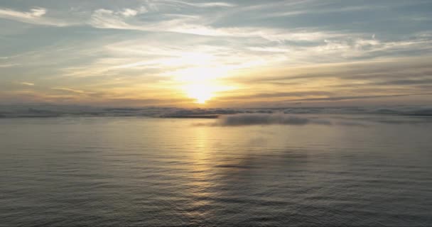 海を渡る白い雲を照らす太陽の光で輝く素晴らしい雲の風景の上の空気の雄大な日没 クリフ モーガンからの眺め アイルランド 高品質の4K映像 — ストック動画