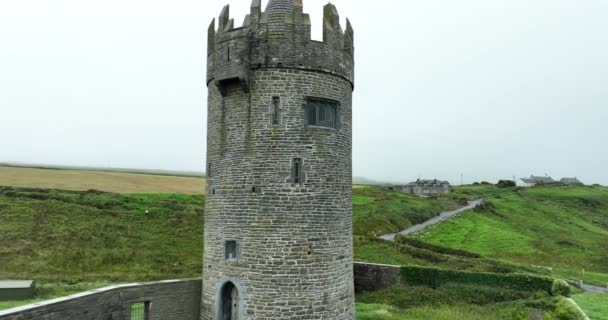 Aéreo Torre Castelo Pedra Doonagore Cercada Por Prados Grama Condado — Vídeo de Stock