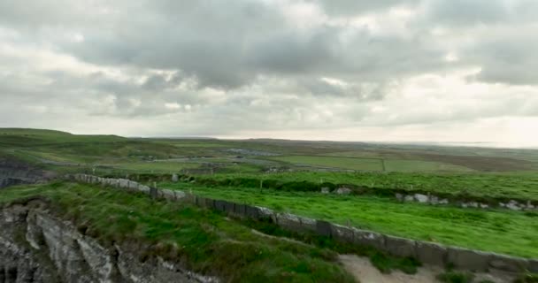 美丽的摩尔悬崖从上方望去 早上在摩尔悬崖上空低空飞行 悬崖在地球的边缘上 爱尔兰克莱尔郡 高质量的4K镜头 — 图库视频影像