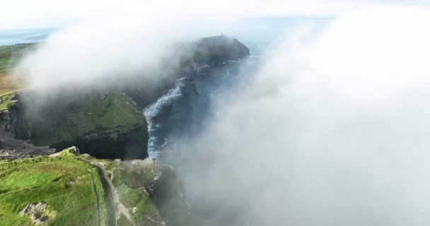 Powietrza Dramatyczny Widok Klifów Mohera Owiniętych Białe Chmury Klify Owinięte — Wideo stockowe