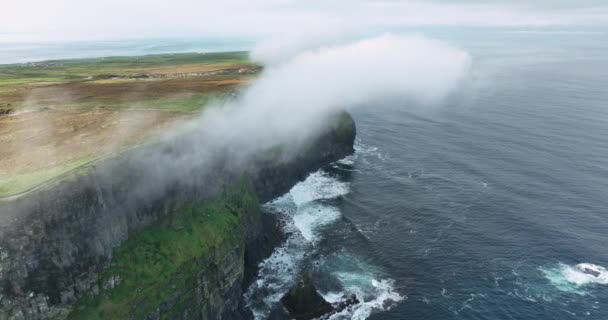 Antenne Dramatischer Blick Auf Die Weiße Wolken Gehüllten Cliffs Moher — Stockvideo