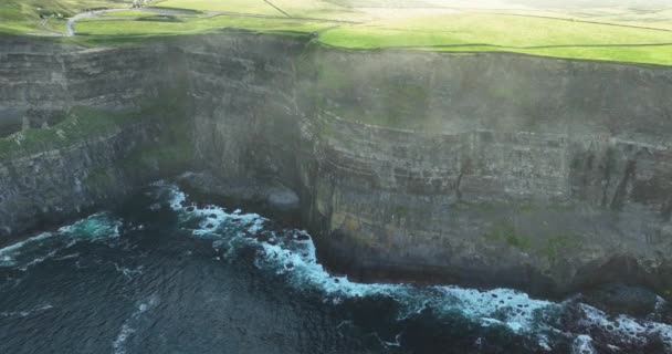 Leriye Doğru Muhteşem Uçurumlar Boyunca Uçar Yüksek Dikey Kaya Duvarları — Stok video
