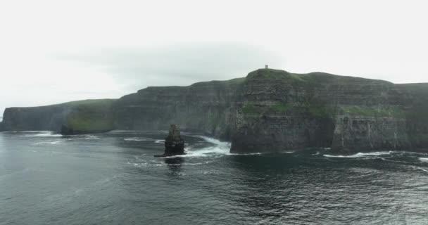 エアリアル モハエの急な降水量 アイルランドの観光地の崖の上を飛ぶ モハーのクリフの洞窟 地球の端にあるクリフ 高品質の4K映像 — ストック動画