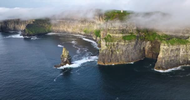 低い雲に覆われた海岸の崖の航空映像 ゴールデンタイムの風景を撮影しました モハーのクリフ クレア アイルランド 高品質の4K映像 — ストック動画