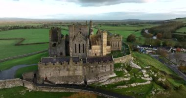 Havadan. Cashel Kayası, Kralların Cashel 'i olarak da bilinir. Cashel, County Tipperary, İrlanda 'da muhteşem bir tarihi mekan. Yüksek kalite 4k görüntü