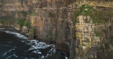 Havadan. Moher Kayalıkları. Branaunmore deniz yığınının üzerinden uç. Efsanevi film mekanı. Sabah erkenden. Taşralı Clare Ireland. Ağır çekim. Yüksek kalite 4k görüntü