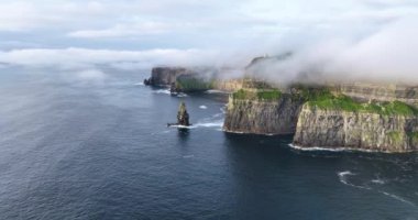 Anne kıyı kayalıklarının alçak bulutlarla örtülü hava görüntüleri. Resimli altın saat manzarası. Moher, Clare, İrlanda uçurumları. Yüksek kalite 4k görüntü