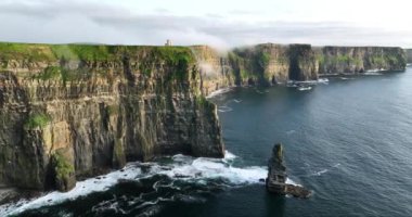 Havadan. Moher Kayalıkları. Branaunmore deniz yığınının üzerinden uç. Efsanevi film mekanı. Sabah erkenden. Taşralı Clare Ireland. Ağır çekim. Yüksek kalite 4k görüntü