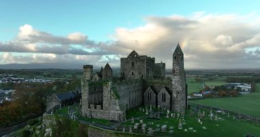 Havadan. İrlanda 'daki Cashel Kayası tarihi öneme sahip antik bir yerdir. County Tipperary 'de. Yüksek kalite 4k görüntü