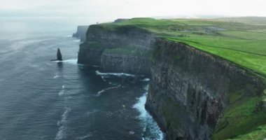 Havadan. Okyanus kıyısındaki kayalıkların kuş bakışı görüntüsü. Etkileyici deniz dalgaları. Yüksek kayalıklar okyanusun üzerinde uzanıyor. County Clare 'de. İrlanda. Yüksek kalite 4k görüntü