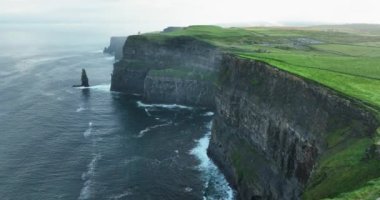 Moher ve Atlantik Okyanusu 'nun uçurumları. İrlanda 'nın en ünlü simgesi. Clare, İrlanda. Yüksek kalite 4k görüntü