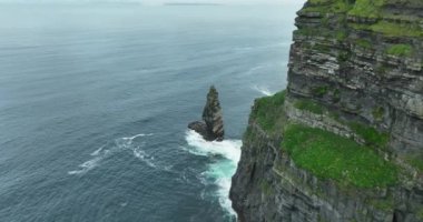 Moher 'ın muhteşem uçurumları yukarıdan görüldü. Sabahleyin Moher Kayalıkları 'nın üzerinden alçaktan uçacağız. Dünyanın kıyısındaki kayalıklar. Country Clare, İrlanda. Yüksek kalite 4k görüntü