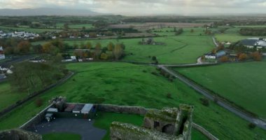 Havadan. The Rock of Cashel ya da bilinen adıyla Cashel of the Kings ve St. Patricks Rock, İrlanda 'nın Cashel kentinde bulunan tarihi bir yerleşim yeridir. Yüksek kalite 4k görüntü