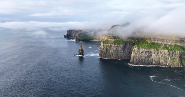 Nagranie Powietrza Przybrzeżnych Klifów Moher Okrytych Niskimi Chmurami Malownicza Sceneria — Wideo stockowe