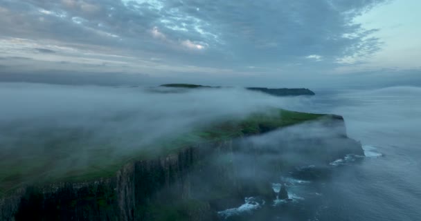 Aéreo Vista Dramática Dos Penhascos Moher Envolto Nuvens Brancas Falésias — Vídeo de Stock