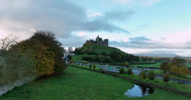 エアリアル ロック キャシェル 英語版 はキングズのキャシェルとも呼ばれる アイルランドのティペラリー郡キャシェルに位置する壮大な歴史的な場所 高品質の4K映像 — ストック動画