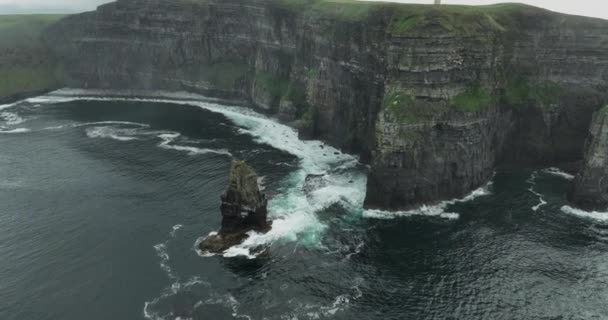 Aéreo Voe Sobre Penhascos Moher Precipício Íngreme Destino Turístico Irlanda — Vídeo de Stock