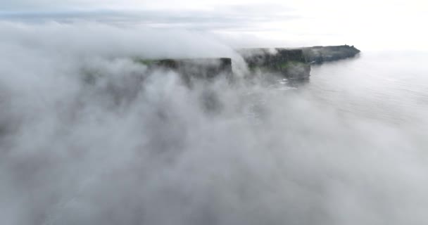 Aérea Acantilados Moher Envueltos Nubes Blancas Acantilados Envueltos Espesa Niebla — Vídeo de stock