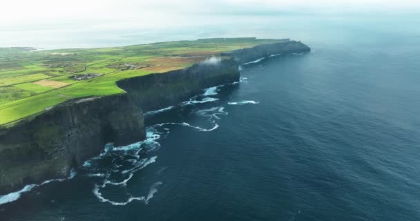 Flygplan Cliffs Moher Klippor Som Ligger Vid Sydvästra Kanten Regionen — Stockvideo