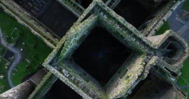 Havadan. İrlanda, Tipperary 'deki bir tepedeki Cashel Kayası' nın üst görünümü. Mahvolmuş kale. Yüksek kalite 4k görüntü