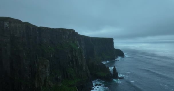 Riprese Aeree Scogliere Costiere Avvolte Nuvole Basse Cliffs Moher Irlanda — Video Stock
