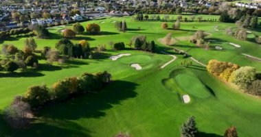 Havadan. Golf kulübünün üzerinde uçuyor Tepeler 4K ile güzel golf sahası. Sonbahar. Yüksek kalite 4k görüntü