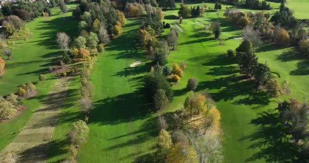 Luchtfoto Vliegen Golfclub Prachtig Golfspeelveld Met Heuvels Herfst Hoge Kwaliteit — Stockvideo