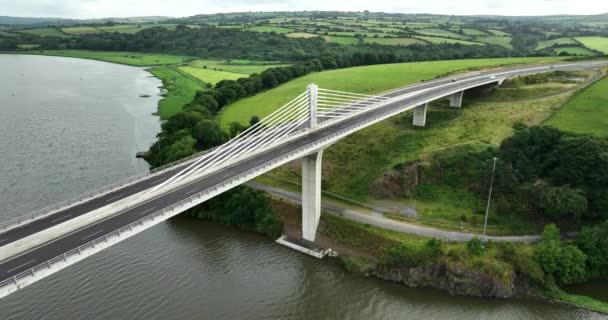 Udara Sebuah Jembatan Modern Dengan Latar Belakang Bidang Hijau Jembatan — Stok Video
