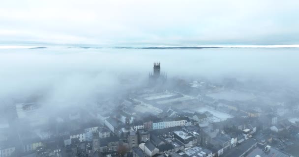 Luchtfoto Top Van Kathedraal Steekt Uit Diepe Mist Maria Kathedraal — Stockvideo