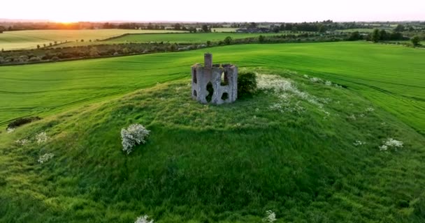 Aerial Circular Ruins Ancient Temple Stand Green Hill Sunset Farmers — Stock Video