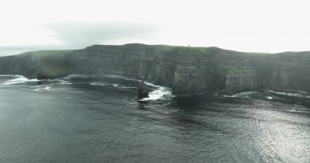 Aerial Fly Cliffs Moher Steep Precipice Ireland Tourist Destination Waves — Stock Video
