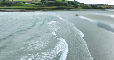 Havadan. Mavi suları ve beyaz dalgaları olan resimli bir sahil şeridi. Resimli plajın oradaki sahil şeridi. Inchydoney Sahili. Clonakilty, County Cork, İrlanda. Yüksek kalite 4k görüntü