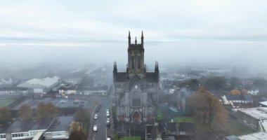 Havadan. Katolik kilisesi ya da katedrali sabahın erken saatlerinde sisle kaplıydı. St. Mary Katedrali 'nin İHA görüntüleri sisle kaplıydı. Kilkenny, İrlanda. Yüksek kalite 4k görüntü