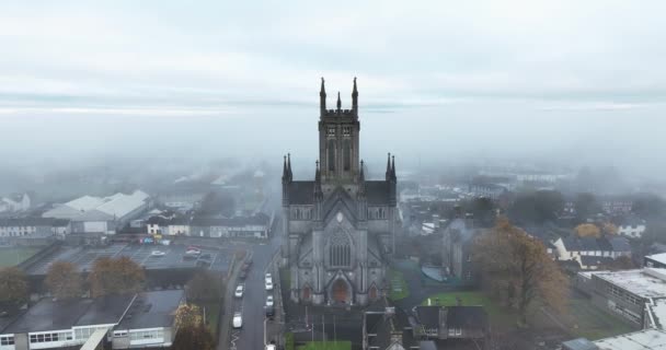 Luchtfoto Katholieke Kerk Kathedraal Bedekt Met Mist Vroege Ochtend Drone — Stockvideo