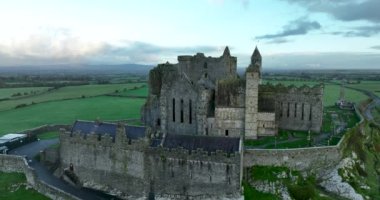 Mezarlığı ve mağarası olan antik kale uçurumunun üzerinde bir uçuş. Cashel Kayası, Kralların Cashel 'i olarak da bilinir. Cashel, County Tipperary, İrlanda 'da muhteşem bir tarihi mekan. 4k