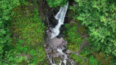 Lismore Co Waterfall 'daki Ballysaggartmore Şelalesinin 4K insansız hava aracı görüntüleri. Ballysaggartmore Kuleleri yakınlarındaki küçük şelale. Yüksek kalite 4k görüntü.