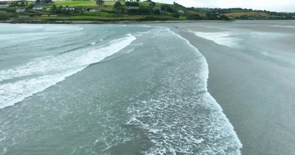 エアリアル 美しいビーチの海岸線 青い水と白い波が付いている絵の海岸線 インチドニービーチ アイルランドのコーク郡クレオヒルティ スローモーション 高品質の4K映像 — ストック動画
