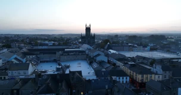 大聖堂の上を飛行する アイルランドの旧市街 サンセットとナイト4Kのドローンから古代カトリック大聖堂 セントメアリーズ大聖堂 キルケニー アイルランド 高品質の4K映像 — ストック動画