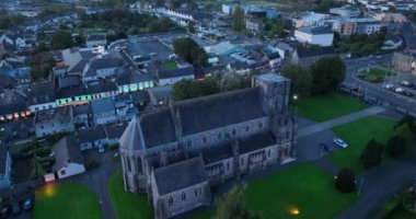 Eski İrlanda şehri Kilkenny 'nin arka planına karşı Katolik kilisesi. Geceleri Kilkenny. Gece vakti. Eski İrlanda şehri. Yüksek kalite 4k görüntü