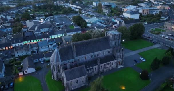 Église Catholique Dans Contexte Vieille Ville Irlandaise Kilkenny Kilkenny Nuit — Video