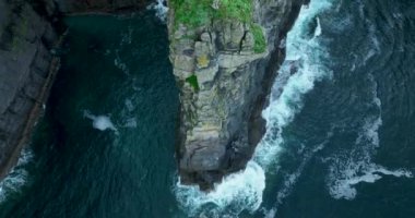 Moher 'ın muhteşem uçurumları yukarıdan görüldü. Sabahleyin Moher Kayalıkları 'nın üzerinden alçaktan uçacağız. Dünyanın kıyısındaki kayalıklar. Country Clare, İrlanda. Yüksek kalite 4k görüntü