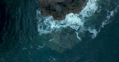Havadan. Moher Kayalıkları. Branaunmore deniz yığınının üzerinden uç. Branaunmore deniz yığınına yakın çekim. Efsanevi film mekanı. Sabah erkenden. Taşralı Clare Ireland. Yüksek kalite 4k görüntü