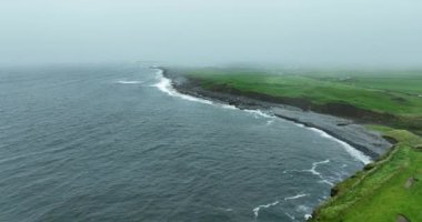 Havadan. İrlanda 'nın sisli batı kıyısında. İrlanda vahşi Atlantik yolu boyunca ünlü turist beldesi. Doolin, County Clare, İrlanda. Yüksek kalite 4k görüntü