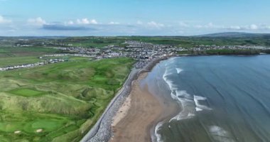 Havadan. Küçük bir sörf kasabası. Lehinch, İrlanda 'nın Clare ilçesine bağlı bir köydür. Kamera bulutlara yükselir. Lahinch, Liscannor Körfezi 'nde küçük bir kasabadır. Yüksek kalite 4k görüntü