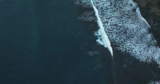 Вид Повітря Скелю Вниз Круті Скелі Вид Повітря Вниз Океану — стокове відео