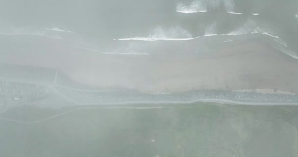 Flygbilder Stranden Genom Vita Molnen Sandkustlinje Med Ett Grönt Fält — Stockvideo