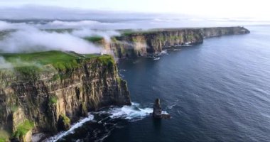 Havadan. İrlanda 'nın batı kıyısında güzel bir Moher uçurumu. Vahşi Atlantik Yolu 'ndaki kayalıklara çarpan dalgalar. Yüksek kalite 4k görüntü
